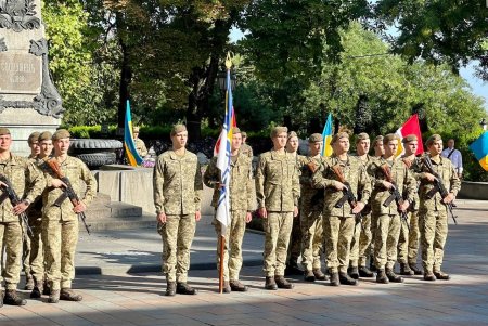 На Думской площади торжественно подняли Флаг города (видео)
