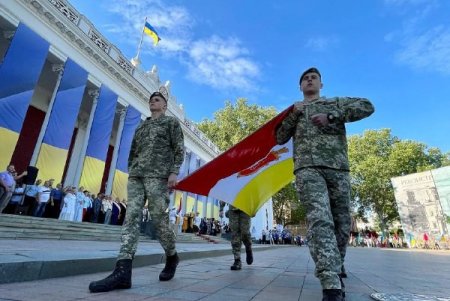На Думской площади торжественно подняли Флаг города (видео)