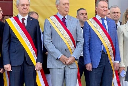 На Думской площади торжественно подняли Флаг города (видео)