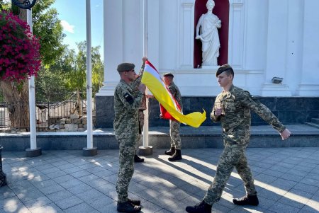 На Думской площади торжественно подняли Флаг города (видео)