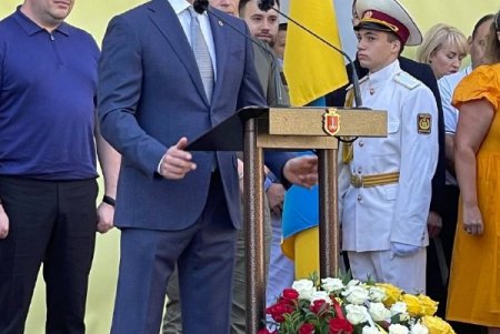 На Думской площади торжественно подняли Флаг города (видео)