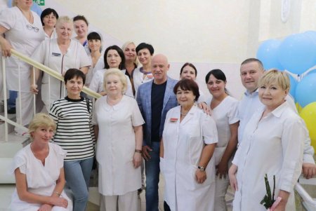 Мэр Одессы Геннадий Труханов подарил детскую коляску семье малыша, который родился первым в День города (фото)