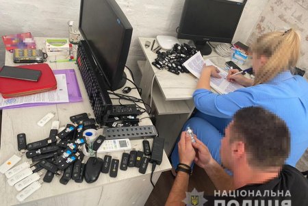 В Одессе отец с сыном держали в доме сотни модемов с сим-картами и незаконно сдавали их в аренду, в том числе, иностранцам (фото)