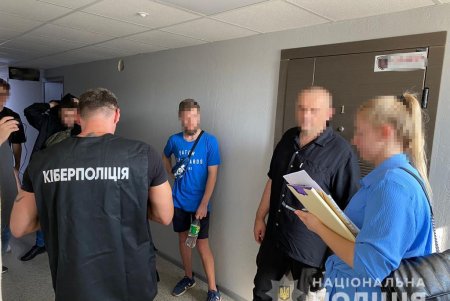 В Одессе отец с сыном держали в доме сотни модемов с сим-картами и незаконно сдавали их в аренду, в том числе, иностранцам (фото)