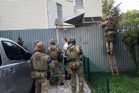 В Одессе отец с сыном держали в доме сотни модемов с сим-картами и незаконно сдавали их в аренду, в том числе, иностранцам (фото)