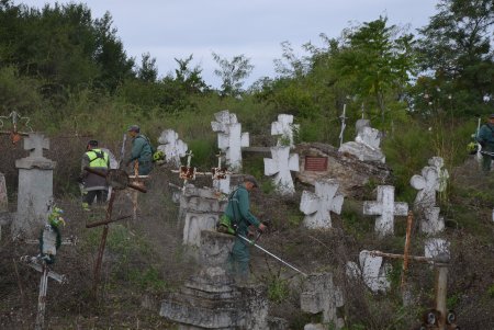 Одесские коммунальщики привели в порядок старинное Сотниковское кладбище в районе Хаджибейской дороги (фото)