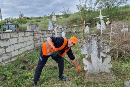 Одесские коммунальщики привели в порядок старинное Сотниковское кладбище в районе Хаджибейской дороги (фото)