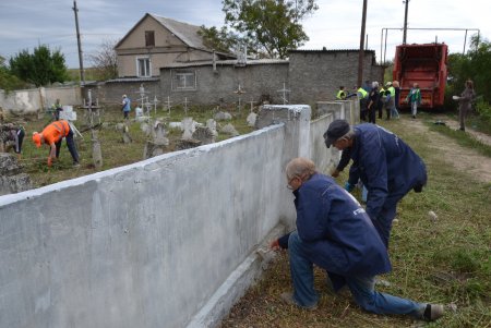 Одесские коммунальщики привели в порядок старинное Сотниковское кладбище в районе Хаджибейской дороги (фото)