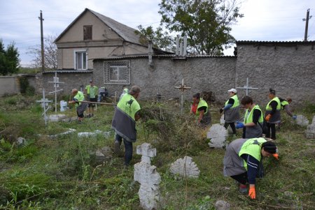 Одесские коммунальщики привели в порядок старинное Сотниковское кладбище в районе Хаджибейской дороги (фото)