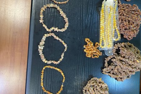 Одесситка пыталась незаконно отправить почтой в Кишинев почти четыре килограмма изделий из янтаря (фото)