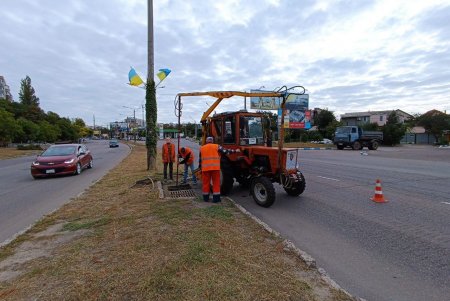 В городе очищают дождеприемники, ливневый коллектор и буферный пруд (фото)