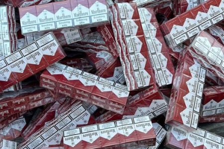 Одесские таможенники обнаружили 8 600 пачек контрабандных сигарет, скрытых в полуприцепе (фото, видео)