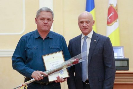Мэр Одессы наградил сотрудников коммунальных служб города (фото)