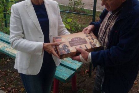 Городские власти и представители Красного Креста в центре переселенцев передали людям постельное белье, средства гигиены и школьные комплекты (фото)