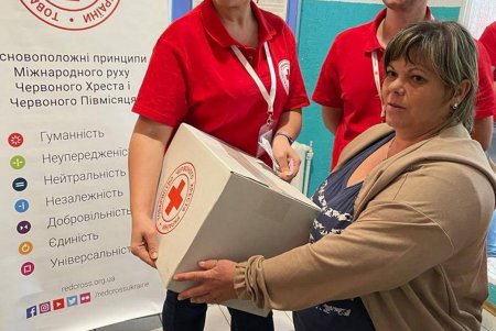 Городские власти и представители Красного Креста в центре переселенцев передали людям постельное белье, средства гигиены и школьные комплекты (фото)
