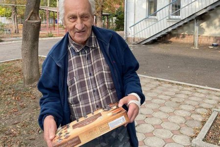Городские власти и представители Красного Креста в центре переселенцев передали людям постельное белье, средства гигиены и школьные комплекты (фото)