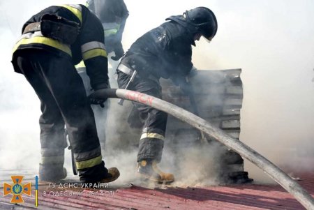 В результате пожара в частном доме отравление продуктами горения получила 19-летняя девушка (фото) 