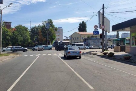 На Люстдорфской дороге обновили элементы дорожной инфраструктуры (фото)