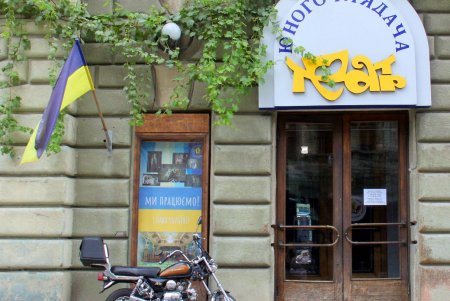 Юным зрителям в ТЮЗе показали спектакль, а в фойе театра открылась выставка «Вместе к победе» (фоторепортаж) 