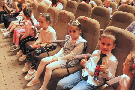 Юным зрителям в ТЮЗе показали спектакль, а в фойе театра открылась выставка «Вместе к победе» (фоторепортаж) 