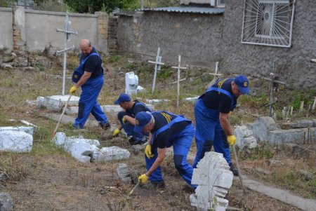 В Одессе на старинном кладбище провели масштабную уборку и рассказали о пещерном городе (фото)