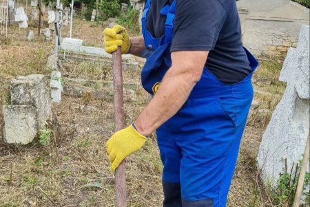 В Одессе на старинном кладбище провели масштабную уборку и рассказали о пещерном городе (фото)