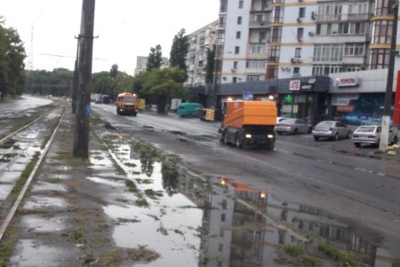 Для предотвращения возможных подтоплений на дорогах города дежурит спецтехника: проезд по магистралям обеспечен (фото)