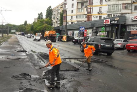 Для предотвращения возможных подтоплений на дорогах города дежурит спецтехника: проезд по магистралям обеспечен (фото)