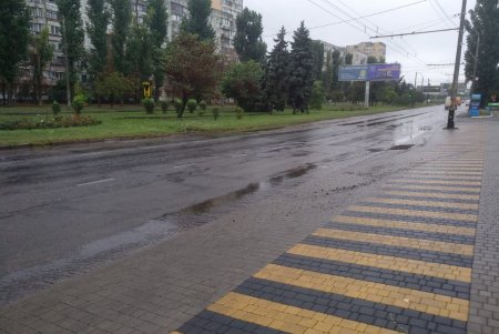 Для предотвращения возможных подтоплений на дорогах города дежурит спецтехника: проезд по магистралям обеспечен (фото)