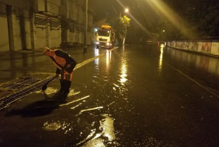 Для предотвращения возможных подтоплений на дорогах города дежурит спецтехника: проезд по магистралям обеспечен (фото)