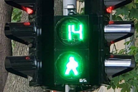 В городе модернизируют светофорные объекты: вместо ламповых устанавливают новые - светодиодные (фото)