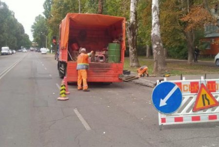 Коммунальщики ремонтируют дождеприемники в Приморском и Суворовском районах (фото)