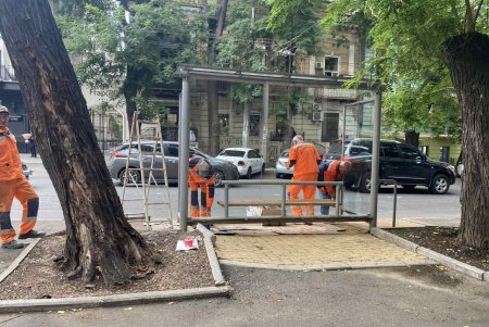 В Одессе коммунальщики восстановили 30 из 43 остановок, поврежденных вандалами с начала года (фото)