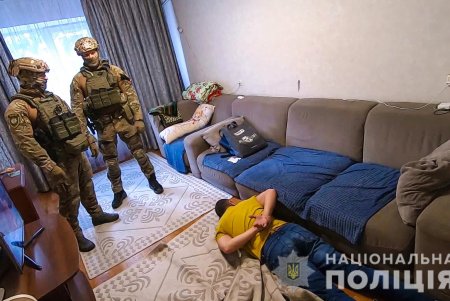 В Одессе отец с сыном переправляли через границу по поддельным документам уклонистов за четыре тысячи долларов США с человека