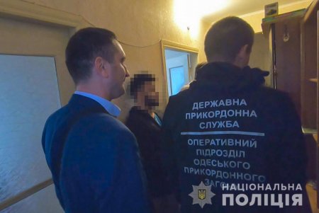 В Одессе отец с сыном переправляли через границу по поддельным документам уклонистов за четыре тысячи долларов США с человека
