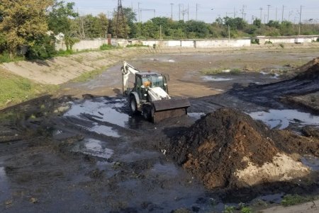 Коммунальщики выполняют работы на семи локациях и очищают дождеприемники (фото)