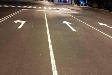 В Малиновском районе коммунальщики наносят свежую дорожную разметку и оборудуют велодорожки (фото)