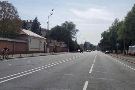 В Малиновском районе коммунальщики наносят свежую дорожную разметку и оборудуют велодорожки (фото)