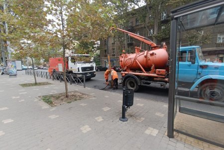 В Суворовском и Малиновском районах ремонтируют дождеприемники, водителей просят не мешать работе спецтехники (фото)