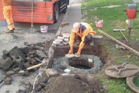 В Суворовском и Малиновском районах ремонтируют дождеприемники, водителей просят не мешать работе спецтехники (фото)