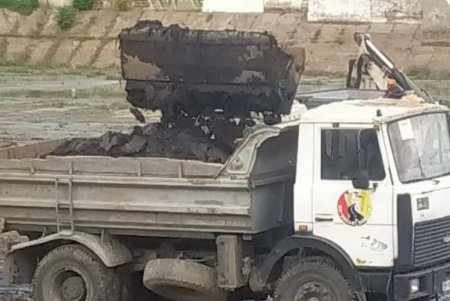 В Суворовском и Малиновском районах ремонтируют дождеприемники, водителей просят не мешать работе спецтехники (фото)