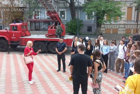 Спасатели, медики и полицейские провели совместный урок безопасности гимназии Приморского района (фото)