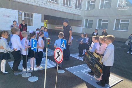 Патрульные полицейские обучают школьников правилам дорожного движения и действиям в непредвиденных ситуациях (фото)