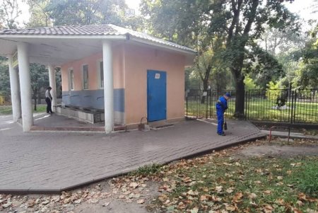 Коммунальщики привели в порядок памятники и бюветы Приморского района (фото)