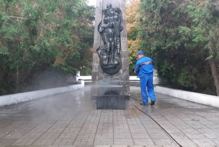 Коммунальщики привели в порядок памятники и бюветы Приморского района (фото)