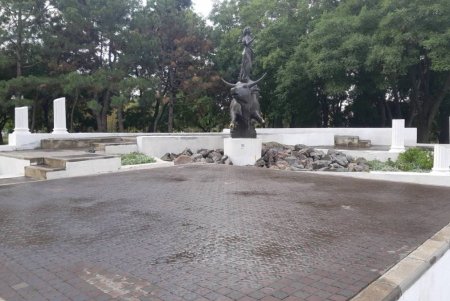 Коммунальщики привели в порядок памятники и бюветы Приморского района (фото)