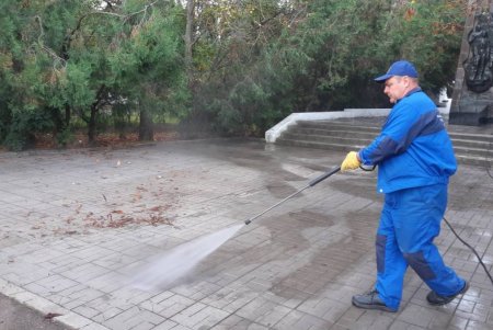 Коммунальщики привели в порядок памятники и бюветы Приморского района (фото)