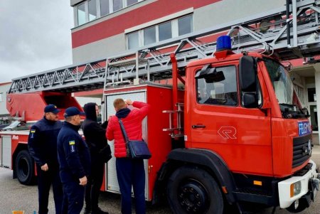 Спасатели Одесской области получили в дар от Австрии пожарную машину с 30-метровой лестницей (фото)