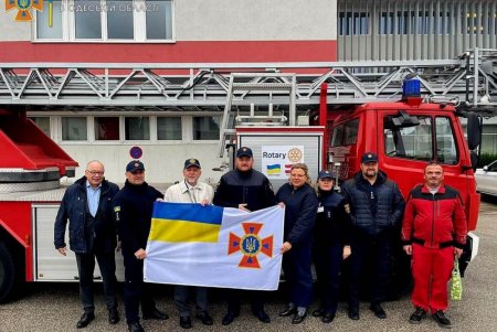 Спасатели Одесской области получили в дар от Австрии пожарную машину с 30-метровой лестницей (фото)