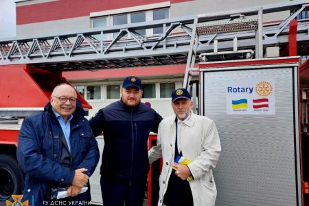 Спасатели Одесской области получили в дар от Австрии пожарную машину с 30-метровой лестницей (фото)